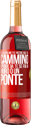 29,95 € Spedizione Gratuita | Vino rosato Edizione ROSÉ Se la vita mette pietre sul tuo cammino, dipende da te se fai un muro o un ponte Etichetta Rossa. Etichetta personalizzabile Vino giovane Raccogliere 2023 Tempranillo