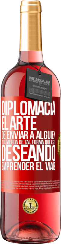 29,95 € Envío gratis | Vino Rosado Edición ROSÉ Diplomacia. El arte de enviar a alguien a la mierda de tal forma que esté deseando emprender el viaje Etiqueta Roja. Etiqueta personalizable Vino joven Cosecha 2024 Tempranillo