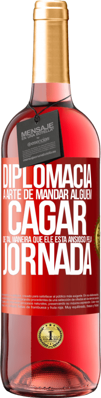 29,95 € Envio grátis | Vinho rosé Edição ROSÉ Diplomacia A arte de mandar alguém cagar de tal maneira que ele está ansioso pela jornada Etiqueta Vermelha. Etiqueta personalizável Vinho jovem Colheita 2024 Tempranillo