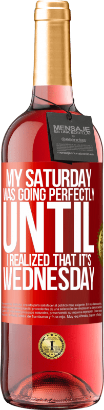 29,95 € 送料無料 | ロゼワイン ROSÉエディション 水曜日だと気づくまで、私の土曜日は完璧に進んでいました 赤いタグ. カスタマイズ可能なラベル 若いワイン 収穫 2025 Tempranillo
