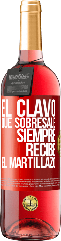 29,95 € Envío gratis | Vino Rosado Edición ROSÉ El clavo que sobresale siempre recibe el martillazo Etiqueta Roja. Etiqueta personalizable Vino joven Cosecha 2024 Tempranillo