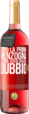 29,95 € Spedizione Gratuita | Vino rosato Edizione ROSÉ Dopo la prima menzogna, l'intera verità diventa dubbio Etichetta Rossa. Etichetta personalizzabile Vino giovane Raccogliere 2024 Tempranillo