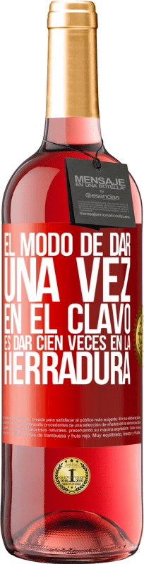 29,95 € Envío gratis | Vino Rosado Edición ROSÉ El modo de dar una vez en el clavo, es dar cien veces en la herradura Etiqueta Roja. Etiqueta personalizable Vino joven Cosecha 2024 Tempranillo