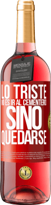 29,95 € Envío gratis | Vino Rosado Edición ROSÉ Lo triste no es ir al cementerio, sino quedarse Etiqueta Roja. Etiqueta personalizable Vino joven Cosecha 2025 Tempranillo