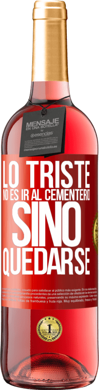 29,95 € Envío gratis | Vino Rosado Edición ROSÉ Lo triste no es ir al cementerio, sino quedarse Etiqueta Roja. Etiqueta personalizable Vino joven Cosecha 2024 Tempranillo