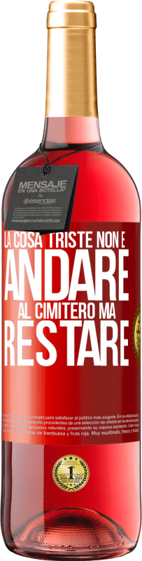 29,95 € Spedizione Gratuita | Vino rosato Edizione ROSÉ La cosa triste non è andare al cimitero, ma restare Etichetta Rossa. Etichetta personalizzabile Vino giovane Raccogliere 2024 Tempranillo