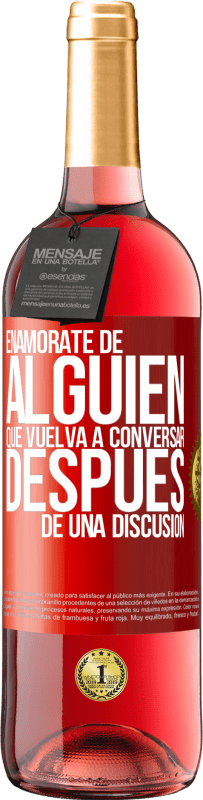 29,95 € Envío gratis | Vino Rosado Edición ROSÉ Enamórate de alquien que vuelva a conversar después de una discusión Etiqueta Roja. Etiqueta personalizable Vino joven Cosecha 2024 Tempranillo