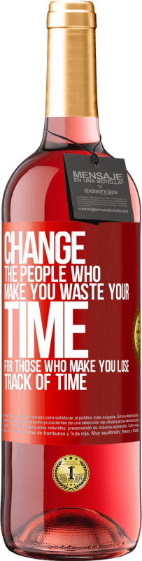 29,95 € 免费送货 | 桃红葡萄酒 ROSÉ版 改变那些让您浪费时间的人为那些使您失去时间的人 红色标签. 可自定义的标签 青年酒 收成 2023 Tempranillo