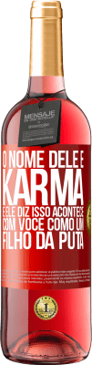 29,95 € Envio grátis | Vinho rosé Edição ROSÉ O nome dele é Karma, e ele diz Isso acontece com você como um filho da puta Etiqueta Vermelha. Etiqueta personalizável Vinho jovem Colheita 2023 Tempranillo