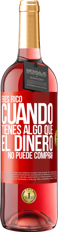 29,95 € Envío gratis | Vino Rosado Edición ROSÉ Eres rico cuando tienes algo que el dinero no puede comprar Etiqueta Roja. Etiqueta personalizable Vino joven Cosecha 2024 Tempranillo