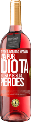 29,95 € Envío gratis | Vino Rosado Edición ROSÉ Te voy a dar dos medallas: Una por idiota y otra por si la pierdes Etiqueta Roja. Etiqueta personalizable Vino joven Cosecha 2024 Tempranillo