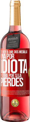 29,95 € Envío gratis | Vino Rosado Edición ROSÉ Te voy a dar dos medallas: Una por idiota y otra por si la pierdes Etiqueta Roja. Etiqueta personalizable Vino joven Cosecha 2025 Tempranillo