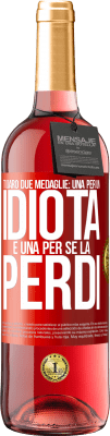 29,95 € Spedizione Gratuita | Vino rosato Edizione ROSÉ Ti darò due medaglie: una per un idiota e una per se la perdi Etichetta Rossa. Etichetta personalizzabile Vino giovane Raccogliere 2025 Tempranillo