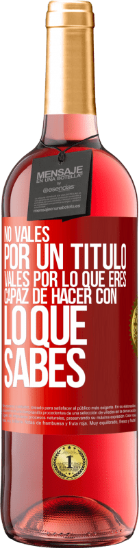 29,95 € Envío gratis | Vino Rosado Edición ROSÉ No vales por un título. Vales por lo que eres capaz de hacer con lo que sabes Etiqueta Roja. Etiqueta personalizable Vino joven Cosecha 2024 Tempranillo