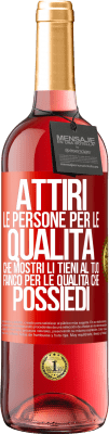 29,95 € Spedizione Gratuita | Vino rosato Edizione ROSÉ Attiri le persone per le qualità che mostri. Li tieni al tuo fianco per le qualità che possiedi Etichetta Rossa. Etichetta personalizzabile Vino giovane Raccogliere 2024 Tempranillo