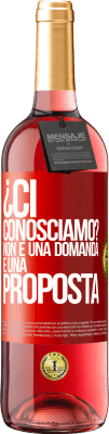 29,95 € Spedizione Gratuita | Vino rosato Edizione ROSÉ ¿Ci conosciamo? Non è una domanda, è una proposta Etichetta Rossa. Etichetta personalizzabile Vino giovane Raccogliere 2025 Tempranillo