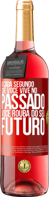 29,95 € Envio grátis | Vinho rosé Edição ROSÉ A cada segundo que você vive no passado, você rouba do seu futuro Etiqueta Vermelha. Etiqueta personalizável Vinho jovem Colheita 2023 Tempranillo