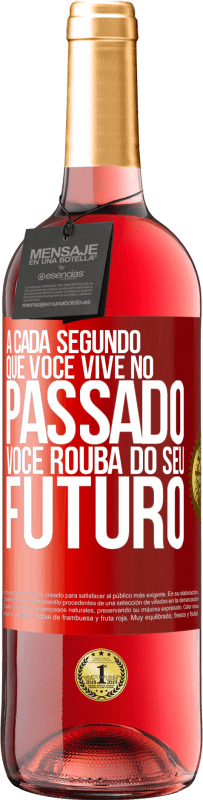 29,95 € Envio grátis | Vinho rosé Edição ROSÉ A cada segundo que você vive no passado, você rouba do seu futuro Etiqueta Vermelha. Etiqueta personalizável Vinho jovem Colheita 2024 Tempranillo