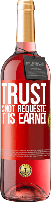 29,95 € 送料無料 | ロゼワイン ROSÉエディション 信頼は要求されず、獲得されます 赤いタグ. カスタマイズ可能なラベル 若いワイン 収穫 2023 Tempranillo