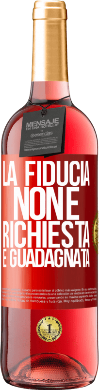 29,95 € Spedizione Gratuita | Vino rosato Edizione ROSÉ La fiducia non è richiesta, è guadagnata Etichetta Rossa. Etichetta personalizzabile Vino giovane Raccogliere 2024 Tempranillo