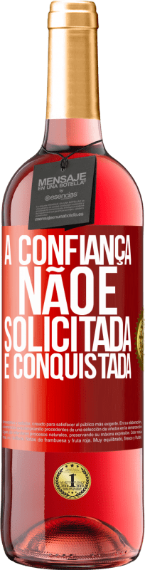 29,95 € Envio grátis | Vinho rosé Edição ROSÉ A confiança não é solicitada, é conquistada Etiqueta Vermelha. Etiqueta personalizável Vinho jovem Colheita 2024 Tempranillo