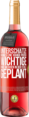 29,95 € Kostenloser Versand | Roséwein ROSÉ Ausgabe Unterschätze niemals eine ruhige Person, wichtige Dinge werden in der Stille geplant Rote Markierung. Anpassbares Etikett Junger Wein Ernte 2024 Tempranillo