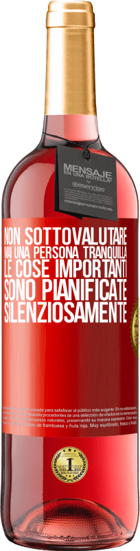 29,95 € Spedizione Gratuita | Vino rosato Edizione ROSÉ Non sottovalutare mai una persona tranquilla, le cose importanti sono pianificate silenziosamente Etichetta Rossa. Etichetta personalizzabile Vino giovane Raccogliere 2024 Tempranillo