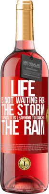 29,95 € Free Shipping | Rosé Wine ROSÉ Edition Life is not waiting for the storm to pass. It is learning to dance in the rain Red Label. Customizable label Young wine Harvest 2024 Tempranillo