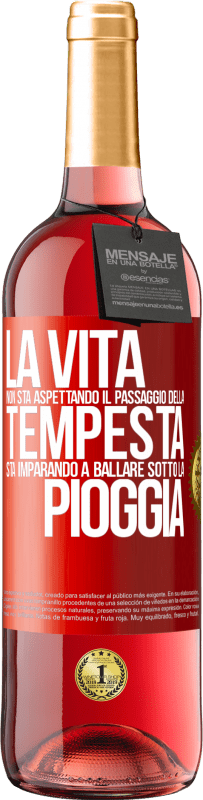 29,95 € Spedizione Gratuita | Vino rosato Edizione ROSÉ La vita non sta aspettando il passaggio della tempesta. Sta imparando a ballare sotto la pioggia Etichetta Rossa. Etichetta personalizzabile Vino giovane Raccogliere 2024 Tempranillo