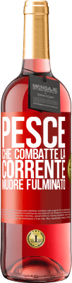 29,95 € Spedizione Gratuita | Vino rosato Edizione ROSÉ Pesce che combatte la corrente, muore fulminato Etichetta Rossa. Etichetta personalizzabile Vino giovane Raccogliere 2024 Tempranillo