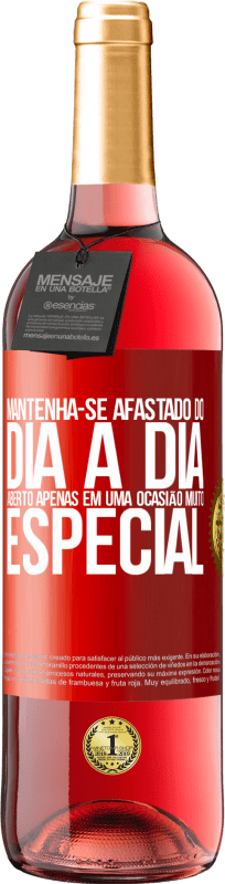 29,95 € Envio grátis | Vinho rosé Edição ROSÉ Mantenha-se afastado do dia a dia. Aberto apenas em uma ocasião muito especial Etiqueta Vermelha. Etiqueta personalizável Vinho jovem Colheita 2024 Tempranillo