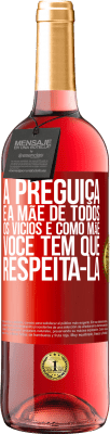 29,95 € Envio grátis | Vinho rosé Edição ROSÉ A preguiça é a mãe de todos os vícios e, como mãe ... você tem que respeitá-la Etiqueta Vermelha. Etiqueta personalizável Vinho jovem Colheita 2024 Tempranillo