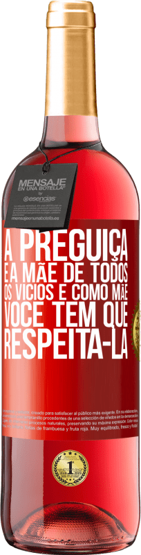 29,95 € Envio grátis | Vinho rosé Edição ROSÉ A preguiça é a mãe de todos os vícios e, como mãe ... você tem que respeitá-la Etiqueta Vermelha. Etiqueta personalizável Vinho jovem Colheita 2024 Tempranillo