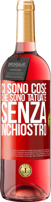 29,95 € Spedizione Gratuita | Vino rosato Edizione ROSÉ Ci sono cose che sono tatuate senza inchiostro Etichetta Rossa. Etichetta personalizzabile Vino giovane Raccogliere 2024 Tempranillo