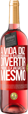 29,95 € Envio grátis | Vinho rosé Edição ROSÉ A vida diz para parar de reclamar e se divertir, porque ela vai gastar o mesmo Etiqueta Vermelha. Etiqueta personalizável Vinho jovem Colheita 2024 Tempranillo