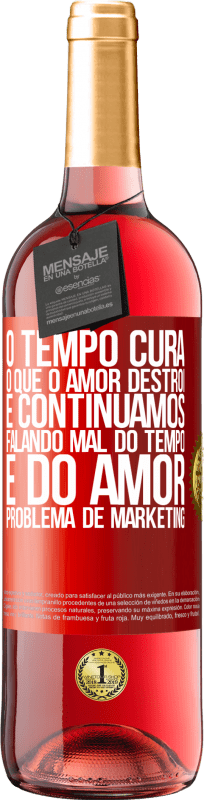 29,95 € Envio grátis | Vinho rosé Edição ROSÉ O tempo cura o que o amor destrói. E continuamos falando mal do tempo e do amor. Problema de marketing Etiqueta Vermelha. Etiqueta personalizável Vinho jovem Colheita 2024 Tempranillo