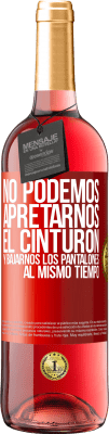 29,95 € Envío gratis | Vino Rosado Edición ROSÉ No podemos apretarnos el cinturón y bajarnos los pantalones al mismo tiempo Etiqueta Roja. Etiqueta personalizable Vino joven Cosecha 2025 Tempranillo