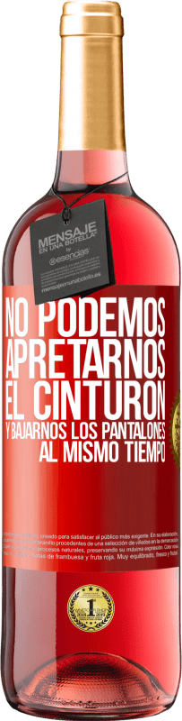 29,95 € Envío gratis | Vino Rosado Edición ROSÉ No podemos apretarnos el cinturón y bajarnos los pantalones al mismo tiempo Etiqueta Roja. Etiqueta personalizable Vino joven Cosecha 2024 Tempranillo