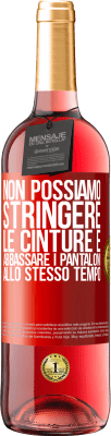 29,95 € Spedizione Gratuita | Vino rosato Edizione ROSÉ Non possiamo stringere le cinture e abbassare i pantaloni allo stesso tempo Etichetta Rossa. Etichetta personalizzabile Vino giovane Raccogliere 2024 Tempranillo