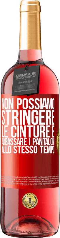 29,95 € Spedizione Gratuita | Vino rosato Edizione ROSÉ Non possiamo stringere le cinture e abbassare i pantaloni allo stesso tempo Etichetta Rossa. Etichetta personalizzabile Vino giovane Raccogliere 2024 Tempranillo