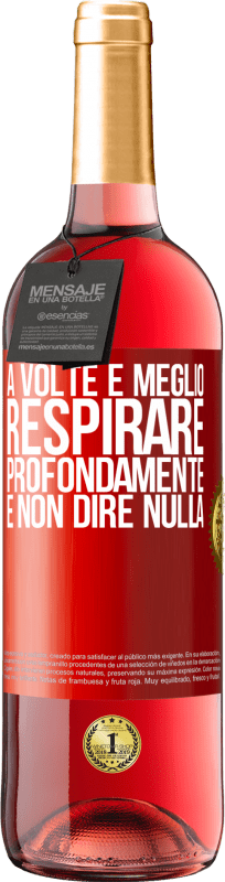 29,95 € Spedizione Gratuita | Vino rosato Edizione ROSÉ A volte è meglio respirare profondamente e non dire nulla Etichetta Rossa. Etichetta personalizzabile Vino giovane Raccogliere 2024 Tempranillo