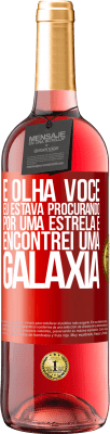 29,95 € Envio grátis | Vinho rosé Edição ROSÉ E olha você, eu estava procurando por uma estrela e encontrei uma galáxia Etiqueta Vermelha. Etiqueta personalizável Vinho jovem Colheita 2024 Tempranillo