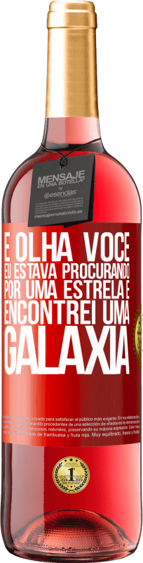 29,95 € Envio grátis | Vinho rosé Edição ROSÉ E olha você, eu estava procurando por uma estrela e encontrei uma galáxia Etiqueta Vermelha. Etiqueta personalizável Vinho jovem Colheita 2024 Tempranillo