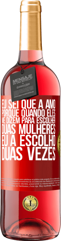 29,95 € Envio grátis | Vinho rosé Edição ROSÉ Eu sei que a amo, porque quando eles me dizem para escolher duas mulheres, eu a escolho duas vezes Etiqueta Vermelha. Etiqueta personalizável Vinho jovem Colheita 2024 Tempranillo