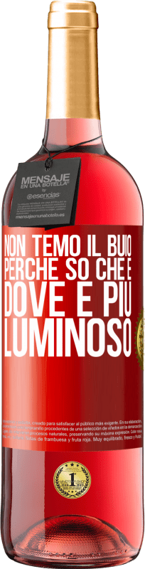 29,95 € Spedizione Gratuita | Vino rosato Edizione ROSÉ Non temo il buio, perché so che è dove è più luminoso Etichetta Rossa. Etichetta personalizzabile Vino giovane Raccogliere 2024 Tempranillo