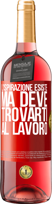 29,95 € Spedizione Gratuita | Vino rosato Edizione ROSÉ L'ispirazione esiste, ma deve trovarti al lavoro Etichetta Rossa. Etichetta personalizzabile Vino giovane Raccogliere 2024 Tempranillo