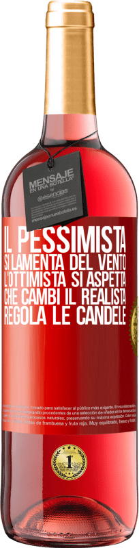 29,95 € Spedizione Gratuita | Vino rosato Edizione ROSÉ Il pessimista si lamenta del vento l'ottimista si aspetta che cambi il realista regola le candele Etichetta Rossa. Etichetta personalizzabile Vino giovane Raccogliere 2024 Tempranillo