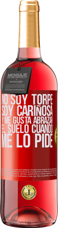 29,95 € Envío gratis | Vino Rosado Edición ROSÉ No soy torpe, soy cariñosa, y me gusta abrazar el suelo cuando me lo pide Etiqueta Roja. Etiqueta personalizable Vino joven Cosecha 2024 Tempranillo