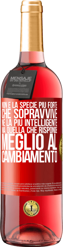 29,95 € Spedizione Gratuita | Vino rosato Edizione ROSÉ Non è la specie più forte che sopravvive, né la più intelligente, ma quella che risponde meglio al cambiamento Etichetta Rossa. Etichetta personalizzabile Vino giovane Raccogliere 2025 Tempranillo
