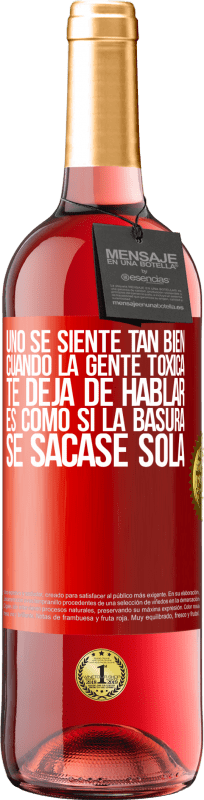 29,95 € Envío gratis | Vino Rosado Edición ROSÉ Uno se siente tan bien cuando la gente tóxica te deja de hablar… Es como si la basura se sacase sola Etiqueta Roja. Etiqueta personalizable Vino joven Cosecha 2025 Tempranillo